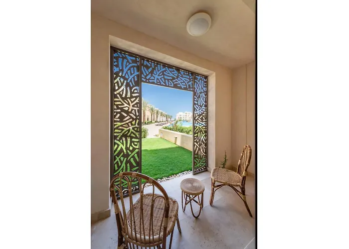 Secluded & Bespoke 1 Bdr With Pool View & Access Appartement